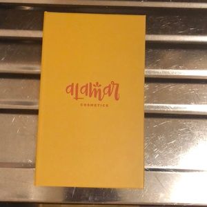 Alamar Eyeshadow palette